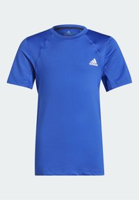 Camiseta deportiva azul hecha de tela sintética, con mangas cortas, cuello redondo y un logo blanco de Adidas en el pecho.