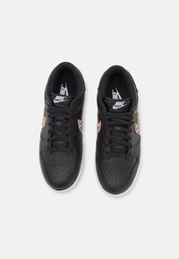 Czarne skórzane sneakersy z perforowanym wzorem, białą podeszwą i akcentami w panterkę po bokach. Sznurowane czarnymi sznurowadłami.