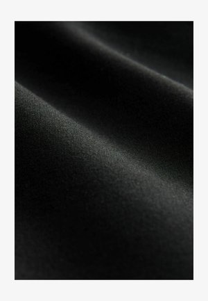 Tessuto nero con una texture liscia, caratterizzato da pieghe sottili e una lucentezza morbida. Il materiale appare leggero ed elastico.