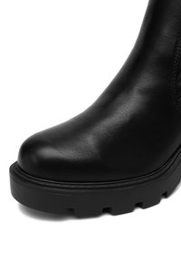 Bocanci negri din piele, cu vârful rotunjit, suprafață texturată și talpă groasă din cauciuc negru, având un model de profil robust.