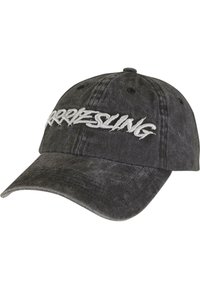 Melnas denima cepure ar izliekto vizieri, priekšpusē ar baltu izšuvumu. Mīksta tekstūra ar nedaudz nodiluma izskatu.