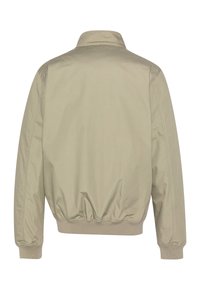 Beige bomberjakke med stående krave, elastiske manchetter og kant, glat tekstur og ingen synlig branding. Simpel, minimalistisk design.