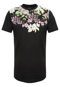 Svart T-shirt med kort ärm och ett blommönster i nyanser av rosa, lila och grönt över axlarna och övre bröstet.