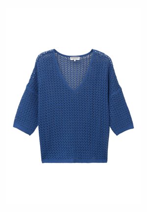 Niebieski damski sweter z dzianiny, z dekoltem w serek i rękawami do połowy przedramienia, z ażurowym wzorem oraz ściągaczami na mankietach i dole.