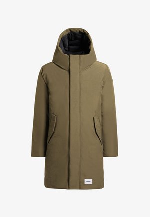 Palton lung de culoare verde măsliniu, cu o glugă mare, buzunare laterale și o textură netedă. Dispune de un fermoar frontal și un patch cu logo la margine.