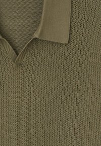 Pull en maille de couleur vert olive avec un col en V et un col côtelé. Motif texturé avec des rayures verticales, mettant en valeur un matériau léger.