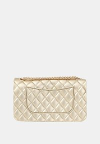 Borsa a tracolla a forma rettangolare, in tessuto trapuntato dorato, con finitura lucida e dettaglio sul taschino anteriore. Motivo a rombi testurizzato su tutta la superficie.