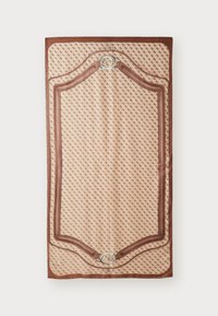 Écharpe à motifs en soie et satin, présentant un fond crème avec des motifs géométriques bruns, bordée d'un liseré marron lisse et d'accents de logo.
