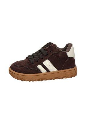 Bruine suède lage sneaker met witte hielpatch, witte zijstrepen, zwarte veters en lichtbruine rubberen zool.