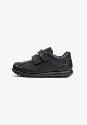 Schwarze Lederschuhe mit Klettverschlüssen, runder Zehenpartie, strukturierten Akzenten und einer leichten Gummisohle mit einem Profilmuster.
