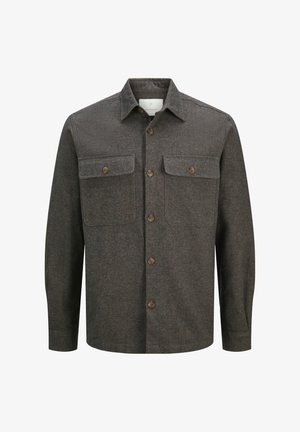 Rjava tkanina s prepojenim dizajnom in gumbi spredaj, dvema žepoma na prsih, dolgimi rokavi in strukturiranim ovratnikom. Vsebuje lesene gumbnice.