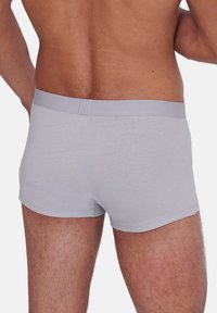 Grau Baumwollboxershorts mit einem weichen elastischen Bund, die eine glatte Textur und minimale Nähte aufweisen, gestaltet für Komfort.