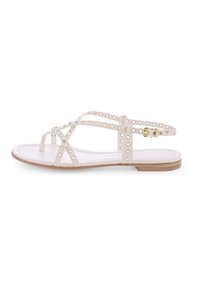 Weiße Sandalen mit flacher Sohle, ausgestattet mit mehreren überkreuzten Riemen mit runden Ausschnitten und goldenen Hardware-Akzenten. Hellbraune strukturierte Sohle.