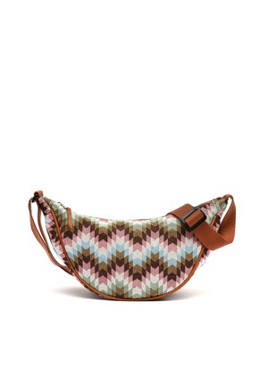 Sac d'épaule en tissu en forme de demi-lune avec motif chevron en marron, rose, bleu, vert et blanc, bandoulière marron réglable et fermeture éclair.
