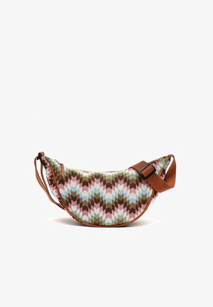 Sac d'épaule en tissu en forme de demi-lune avec motif chevron en marron, rose, bleu, vert et blanc, bandoulière marron réglable et fermeture éclair.