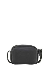 Borsa a tracolla in pelle nera con superficie texturizzata, forma rettangolare, chiusura con zip e tracolla rimovibile.