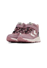 Rosa und graue Wanderschuhe mit einer strukturierten Oberseite, zwei verstellbaren Riemen und einer robusten Sohle mit einem gemusterten Profil für besseren Halt.