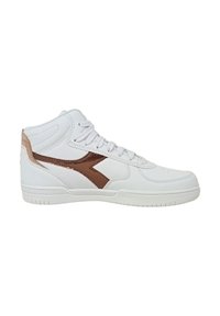 Sneaker alto bianco realizzato in materiale sintetico. Caratterizzato da un accento bronzeo lucido e pannelli testurizzati. Chiusura con lacci e suola in gomma.