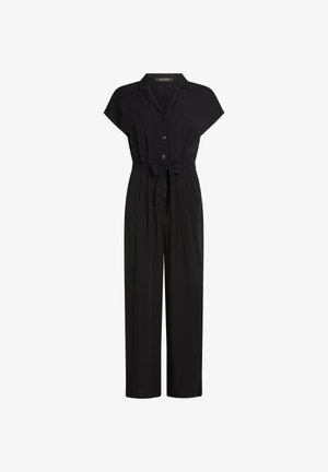 Schwarzer Jumpsuit mit kurzen Ärmeln, Reverskragen, Knopfleiste, gebundenem Taillengürtel und weitem Bein vor weißem Hintergrund.