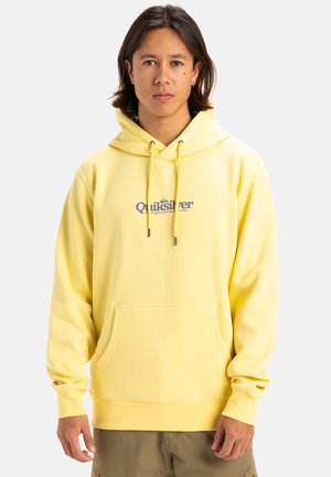 Sudadera amarilla con un bolsillo delantero, capucha con cordones y un logo de Quiksilver impreso en el pecho en azul. Material suave con un corte informal.