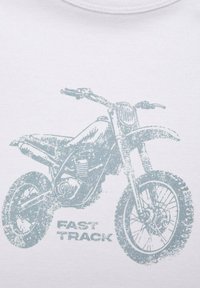 Grafika motokrosového kola v bledě modré barvě na bílém pozadí s textem "RYCHLÁ DRÁHA" pod ilustrací kola.