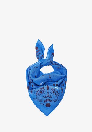 Bandana bleu avec des motifs floraux et cachemire bleu foncé, plié et noué en haut.