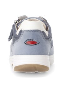 Baskets en suède gris et en maille avec un capuchon de talon blanc, arborant un logo rouge "rolling soft" proéminent et une semelle en caoutchouc texturé.