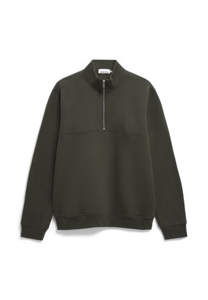 Donkergroene sweater met een hoge kraag en een halve ritssluiting. Beschikt over een textuurstof, ribgebreide manchetten en een subtiele logo op de borst.