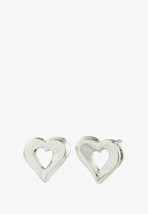 Pendientes de plata en forma de corazón con un corte en el centro, presentan una textura suave y bordes ligeramente irregulares que les confieren un aspecto artesanal.