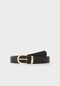 Ceinture en cuir noir avec une texture lisse, dotée d'une boucle en métal doré et d'un design épuré. Les extrémités se rétrécissent en une forme pointue.