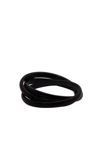 Zwarte rubberen armband met drie verweven ringen, gladde textuur, ronde vorm en consistente kleur, die een minimalistisch ontwerp laat zien.