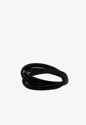 Bracciale in gomma nera con tre anelli intrecciati, texture liscia, forma circolare e colore uniforme, che mette in risalto un design minimalista.