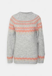 Szary sweter z dzianiny z okrągłym dekoltem, z geometrycznym wzorem w kolorze koralowym i złotym na klatce piersiowej i mankietach. Miękka faktura.