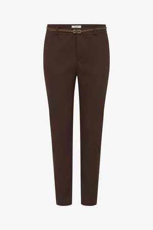 Naiste tumepruunid kitsad püksid, mille vöökohal õhuke sobiv vöö väikese metallist pandlaga.