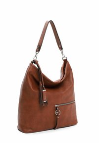 Sac hobo en cuir brun au design décontracté, avec un détail de pompon détachable et une poche zippée à l'avant avec des accents en métal argenté.