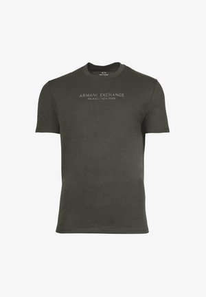 T-shirt Armani Exchange vert foncé à manches courtes avec col rond et texte "ARMANI EXCHANGE MILANO / NEW YORK" imprimé sur la poitrine.