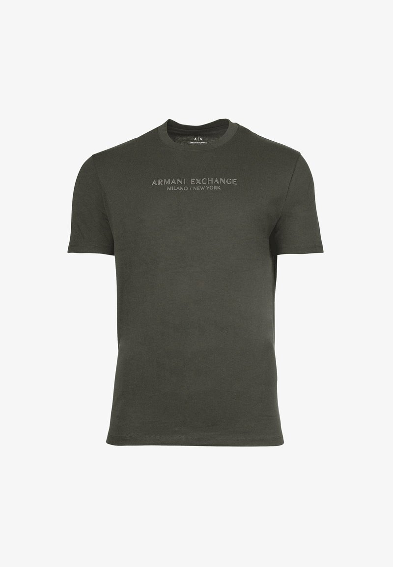 T-shirt Armani Exchange vert foncé à manches courtes avec col rond et texte "ARMANI EXCHANGE MILANO / NEW YORK" imprimé sur la poitrine.
