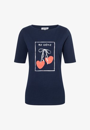 Dunkelblaues kurzärmeliges Hemd mit Grafik von zwei roten Herzen, die mit einem weißen Band zusammengebunden sind, und dem Text "MA CHÉRIE" darüber.