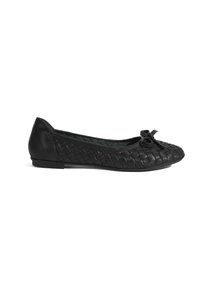 Zwartleren balletschoenen met gevlochten structuur, ronde neus, een klein strikje en een lage hak, die een strakke uitstraling bieden voor casual gebruik.