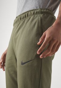 Nike Performance TAPER - Pantalones deportivos - medium olive/black