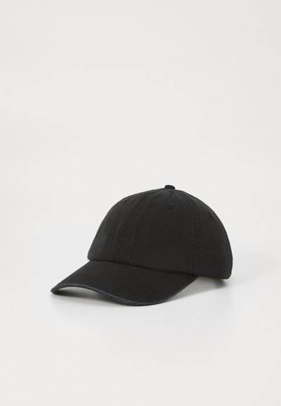 Sort baseball cap lavet af stof, med en buet skygge, seks-panel design og et broderet logo på fronten.