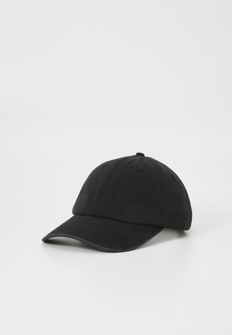 Casquette de baseball noire en tissu, avec une visière courbée, un design à six panneaux et un logo brodé sur le devant.