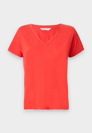 T-shirt rossa a V con maniche corte, realizzata in tessuto liscio. Presenta una vestibilità classica e bordi puliti, ideale per un abbigliamento casual.