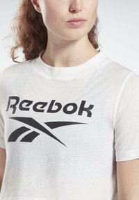 Reebok IDENTITY CROPPED T - Print T-shirt - white
