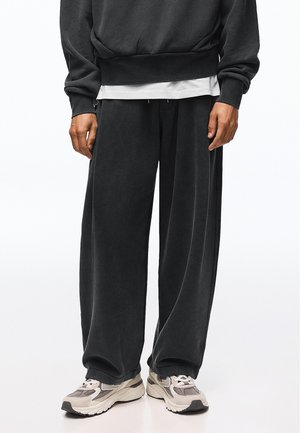 Bershka, BALLOON WASHED - TRACKSUIT BOTTOMS - Pantalon de survêtement - dark grey