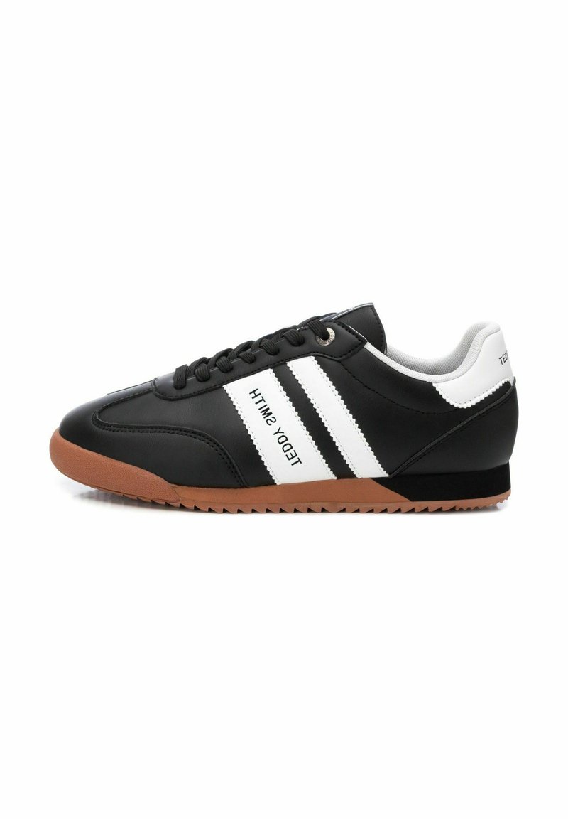 Baskets de sport noires en cuir synthétique, avec des bandes blanches doubles, une semelle en caoutchouc, et un design à bout rond. Agrémentées d'un minimalisme en matière de marque.