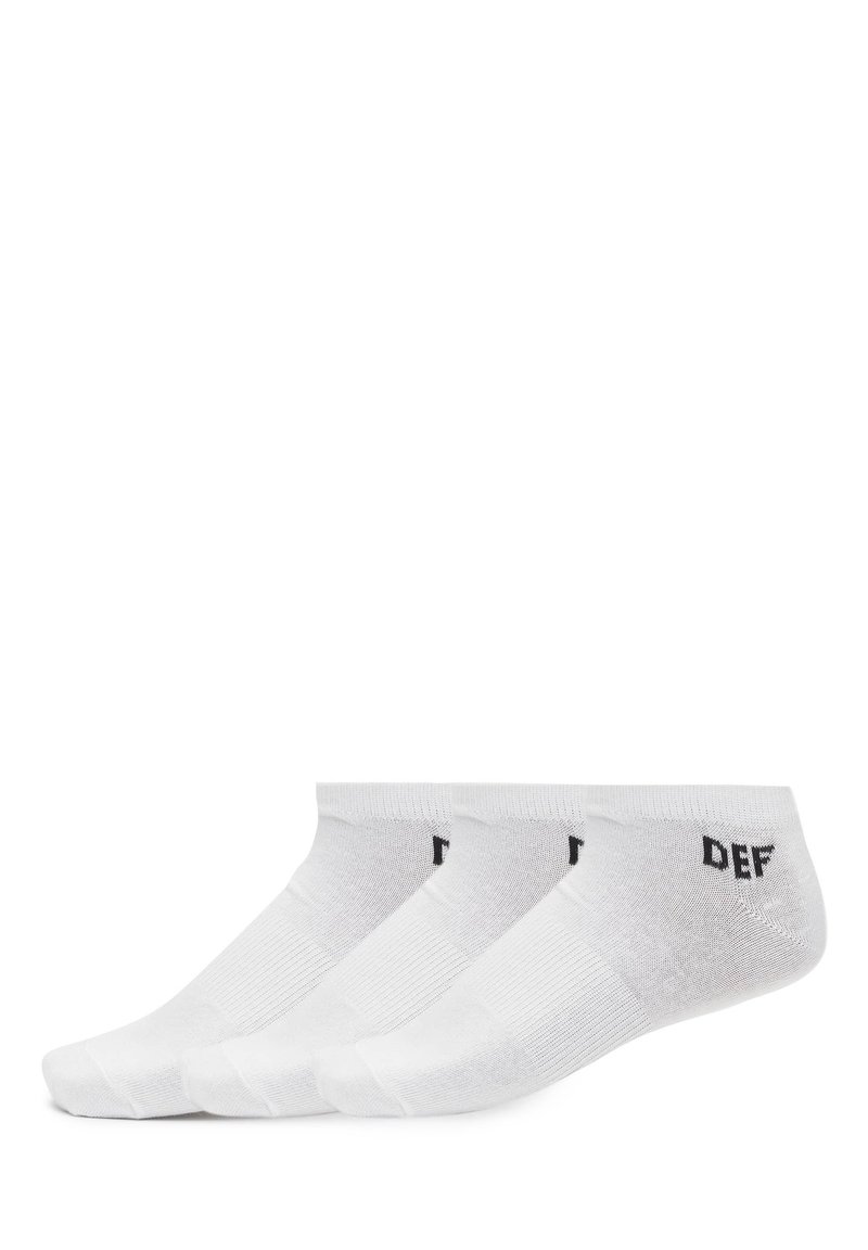 Hvite ankelstrømper laget av bomullsblanding, med ribbestrikkede mansjetter og svart "DEF"-logo på baksiden. Pakke med tre par.