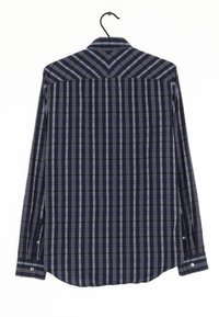 Koszula w ciemnoniebieską kratę z długim rękawem i jasnoniebieskimi akcentami, z kołnierzem rozpostartym i zapięciem na guziki przy mankietach. Miękka tkanina o gładkiej fakturze.