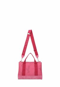 Bolso de mano rosa con acabado mate, que presenta dos asas rojas y un patrón impreso de colibríes. Incluye una correa desmontable con texto.