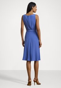 Lauren Ralph Lauren BELTED CREPE SLEEVELESS DRESS - Vardagsklänning - soft lazuli
